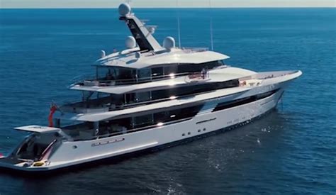 Michael Jordan ci fa salire a bordo del suo super yacht. Foto e video | Oggi