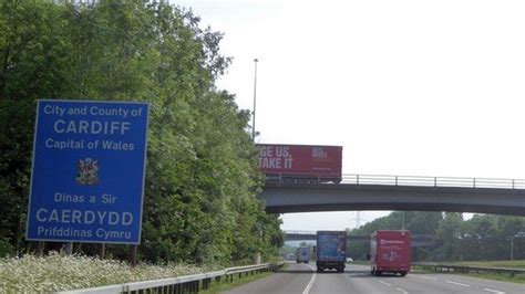 Wanted man found walking on M4 motorway - BBC News