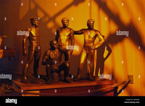 Bronze Sculpture of Thor Heyerdahl and his Crew at the Kon-Tiki Museum in Oslo Stock Photo - Alamy