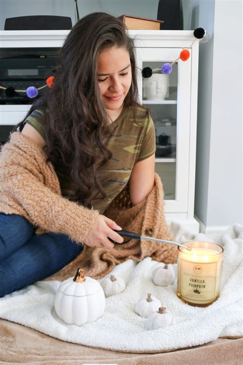 Best Scents for Fall Candles - Bold Aesthetic