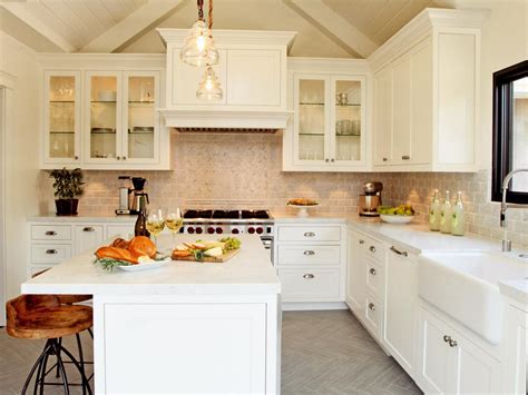 Modern Farmhouse Kitchen | Christopher Grubb | HGTV