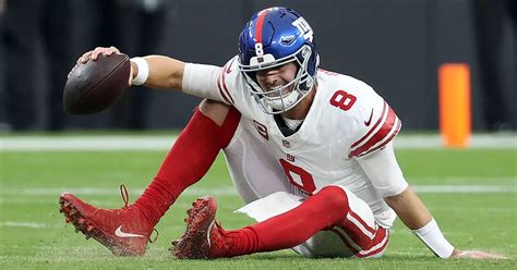 Giants QB Daniel Jones ruled out after worrying injury without being touched - The Mirror US