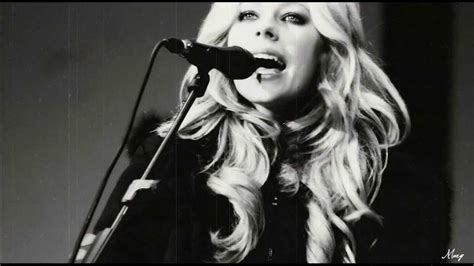 Avril Lavigne - Fall to Pieces Acoustic [Torino, Italy, 21.02.2006] - YouTube