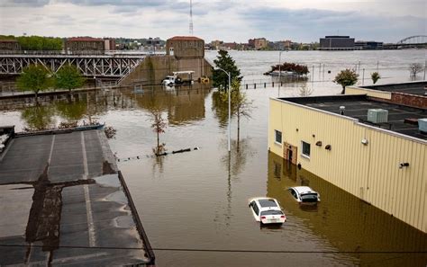 Today's Floods Occur along "a Very Different" Mississippi River - Scientific American