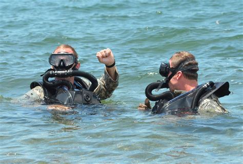 Combat dive training challenges National Guard Special Forces in Key ...