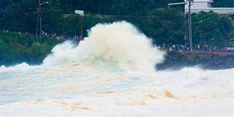 Hawaii's Epic Swell Causes 50' Waves (PHOTOS) | HuffPost