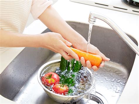 How to Make Homemade Fruit and Vegetable Wash