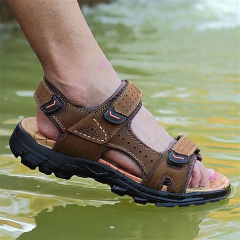 Giày sandal nam phối với trang phục gì để thật nổi bật?