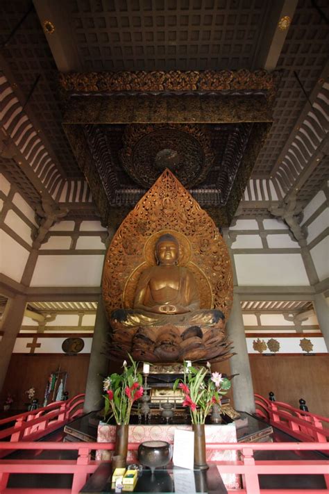 Byodo-In Temple is a Hidden Gem Flanked by the Ko‘olau Mountains - Hawaii Magazine