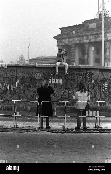 Berlin Wall Brandenburg gate Berlin Germany Nov 1989 Stock Photo - Alamy