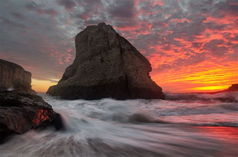 Shark Fin Cove Sunset | The sky lights up after sunset at Sh… | Flickr