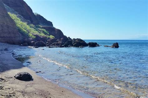 Oneuli Beach (quiet + views!) 🌴 a kind of black sand beach in South Maui 🌴 Hawaii travel blog ...