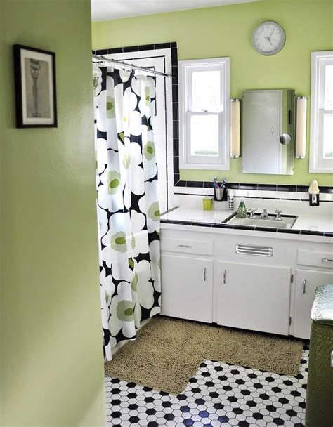 Dawn creates a classic black and white tile bathroom - Retro Renovation