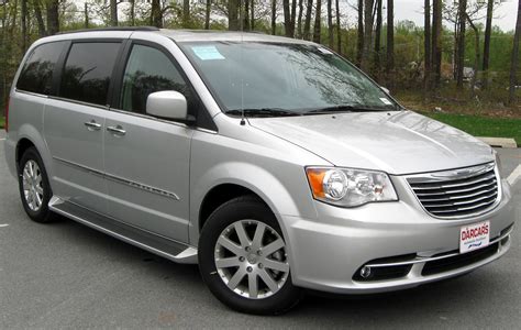 File:2011 Chrysler Town & Country Touring - L -- 04-22-2011.jpg - Wikipedia