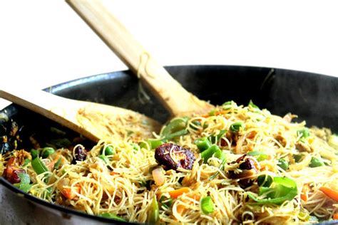 Vegetarian Singapore Noodles with Paneer - Happy Veggie Kitchen