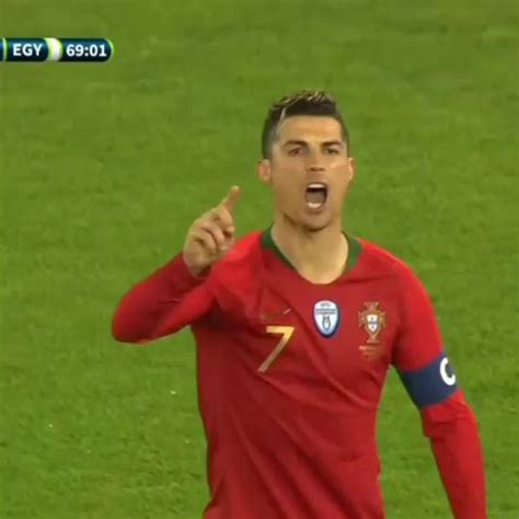 Ronaldo's back heel nutmeg [Video] | Ronaldo, Football club, Football gif