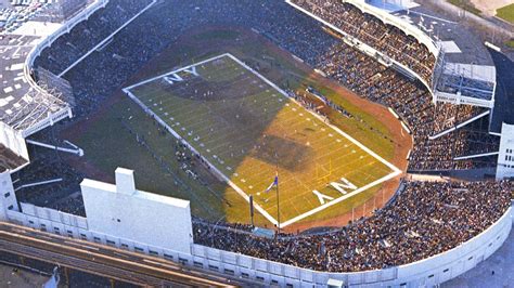 Throwback: Giants in Yankee Stadium