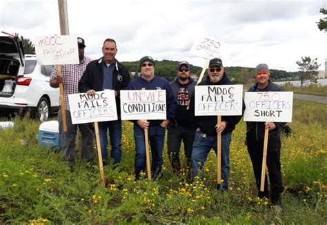 Correctional officers picket at Marquette Branch Prison | WNMU-FM