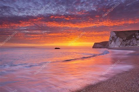 Cliffs at Durdle Door beach in Southern England at sunset — Stock Photo ...