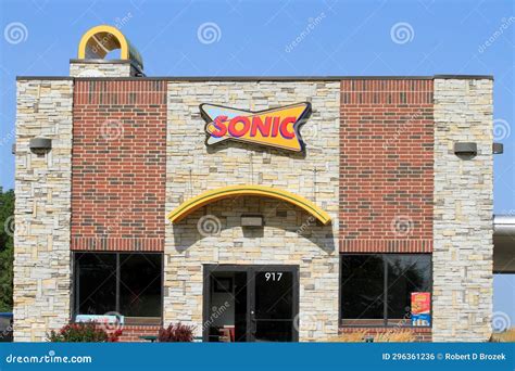 Sonic Fast Food Restaurant with Blue Sky Editorial Photo - Image of logo, architecture: 296361236
