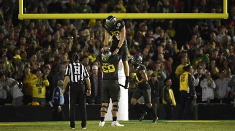 Oregon vs. Wisconsin final score: Justin Herbert's heroics power Ducks ...