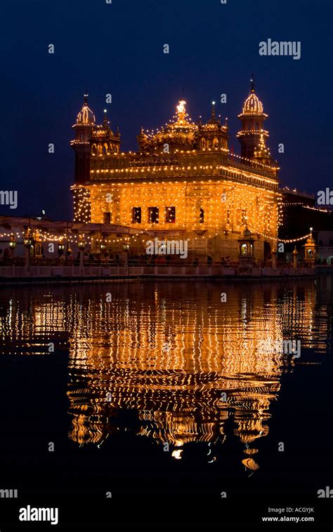 NIGHT VIEW OF GOLDEN TEMPLE AMRITSAR Stock Photo - Alamy