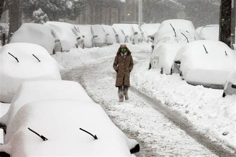 Airports reopen as U.S. East Coast digs out from record blizzard | CBC News