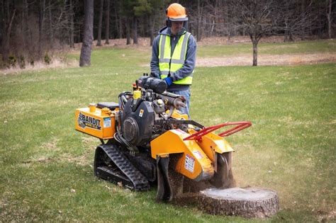 Columbia Heights Rental – Stump Grinder – 18″ Hydraulic 38 HP Track