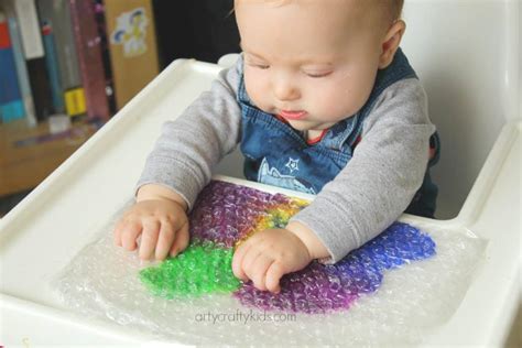 Arty Crafty Kids - Art - Baby Sensory - Art projects for Kids - Baby Bubble Wrap Art | Arty ...