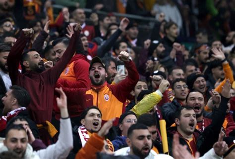 Galatasaray crowd's boos drown out TNT Sports commentators against Man Utd... and fans watching ...