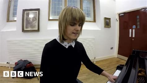 Blind pianist takes centre stage in Beethoven concert - BBC News