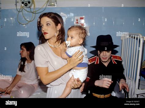 v.l. Lisa Marie Presley, Michael Jackson on 01.08.1994 in Budapest ...