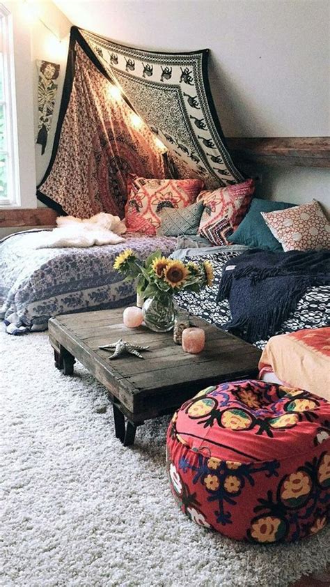 40 Best Tapestry Bedroom Ideas With Bohemian Vibes | HomeMydesign | HomeMydesign