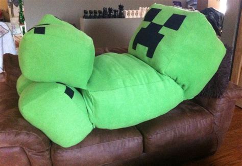 Life sized creeper plushie. Perfect for a pillow or chair in a dorm room! | Minecraft ...