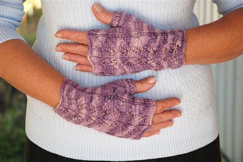 Knitting Patterns Galore - Twin Leaf Fingerless Gloves