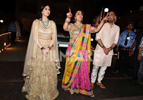 Neetu Kapoor, Riddhima Kapoor Sahni greet media after Ranbir - Alia ...