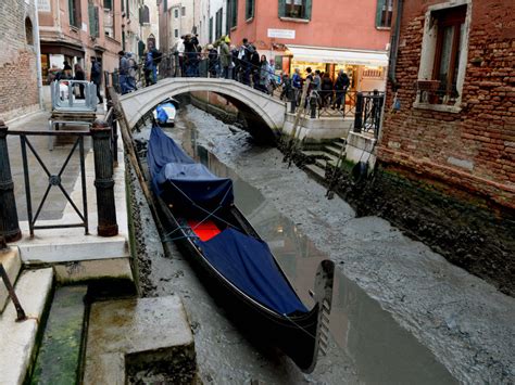 Venice without water: Gondolas helplessly abandoned on dried-up canals ...