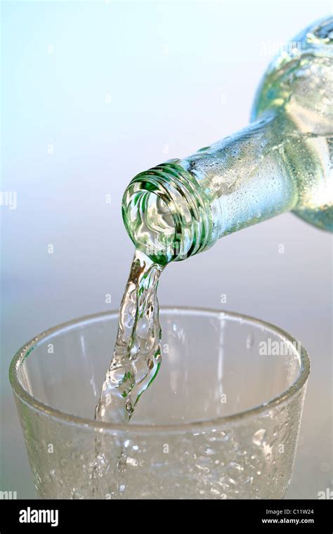 Botella de agua mineral y un vaso de agua, agua potable Fotografía de stock - Alamy