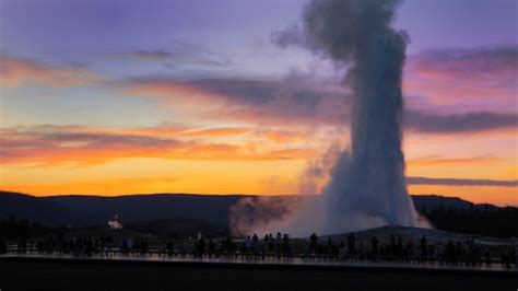 Timelapse Captures the Grandeur of Yellowstone at Night | Mental Floss