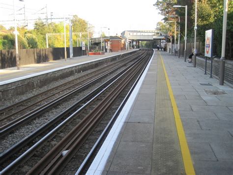 Hatch End railway station, Greater... © Nigel Thompson cc-by-sa/2.0 :: Geograph Britain and Ireland