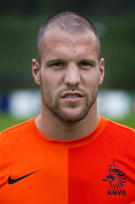 Oficial: El AZ Alkmaar renueva a Ron Vlaar - Deportes en Taringa!