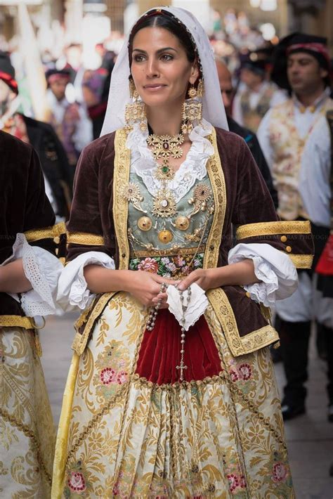 Sardegna💛Carlo Marras💛سردينيا | Abiti tradizionali, Moda femminile, Donne