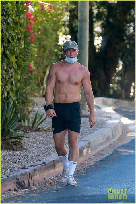 Shameless' Jeremy Allen White Shows Off Buff Body While On A Shirtless Run: Photo 4476372 ...