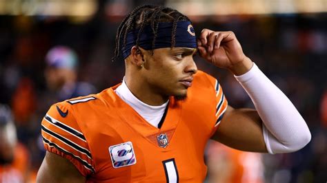 Bears QB Justin Fields aggravates shoulder injury in loss: 'I'm hurting ...