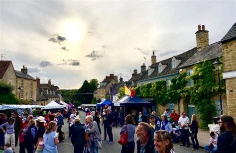 Robert joins residents for the Charlbury Street Fair | Robert Courts MP