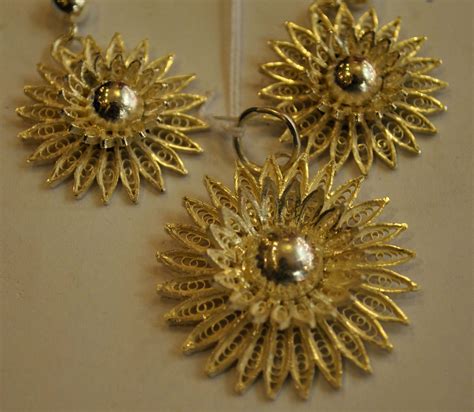 File:Cuttack Tarkasi (silver filigree) pendant & ear rings.jpg - Wikimedia Commons