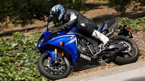 2009 Yamaha YZF-R1: Street Testing the Crossplane Concept 4