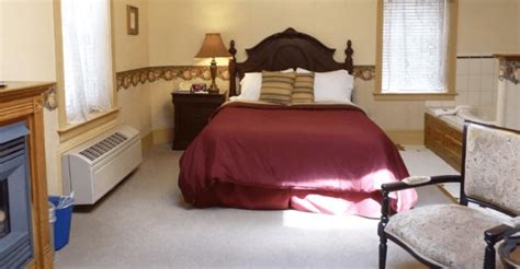 7 Romantic Poconos Hotels with Jacuzzi in Room and Fireplace