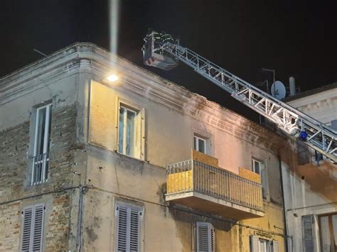 Recanati, crolla il tetto di uno stabile del centro storico: evacuato un anziano – VeraTV