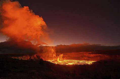 Hawaii eruption not dangerous but offers spectacular sight | AP News